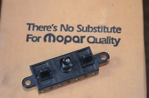 NOS 1976-80 Cargador Eléctrico Interruptor Asiento Cubo 60/40 Asientos Mopar 3747740 - Imagen 1 de 9