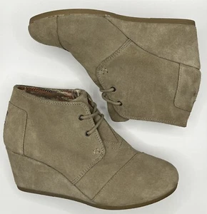 TOMS Kala Tan Gamuza Punta Redonda Cordones Tobillo Cuña Botín Tacones Talla 8.5 - Imagen 1 de 13