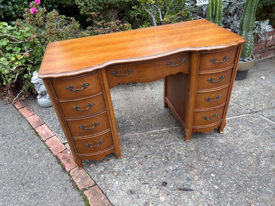 Escritorio antiguo de cuero para estudiantes Foto 1 de 2