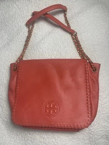 Borsa a tracolla Tory Burch Marion piccola in pelle con patta colore Samba (rosso arancione) - Foto 1 di 11