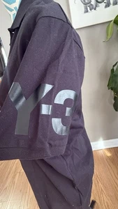 Y-3 Adidas Herren Poloshirt Gr. L Schwarz Y-3 Yohji Yamamoto Ärmel Logo Neu ohne Etikett - Bild 1 von 8