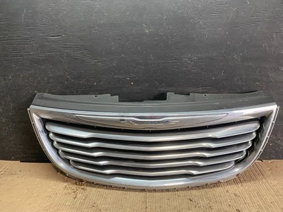 Оригинальная передняя верхняя решетка радиатора для Chrysler Town & Country 2011–2016 годов выпуска V6748 DG - Изображение 1 из 4