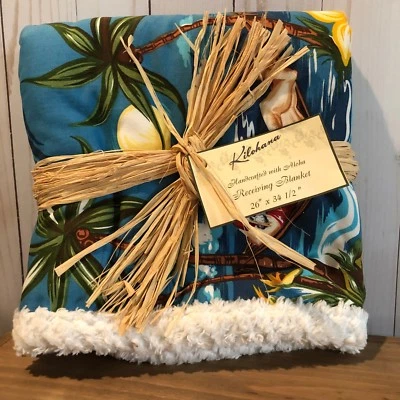 "Manta de recepción de bebé Kilohana Surfs Up Hawaiian Santa Claus - 26"" x 34 1/2""" Foto 1 de 4