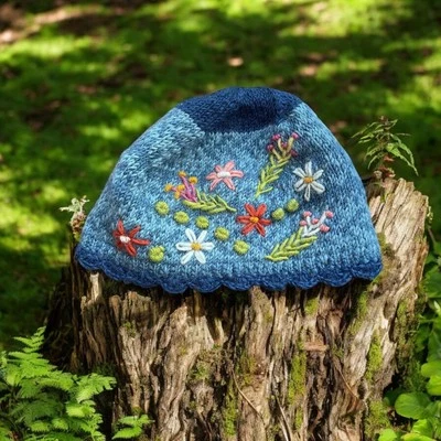 Gorro de lana con puntada floral de comercio justo Lost Horizons sombrero de invierno azul ecológico  Foto 1 de 4