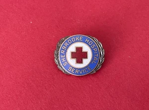 Vintage Sherbrooke Hospital Service Enamel Pin Badge Red Cross Canada Nursing - Foto 1 di 9