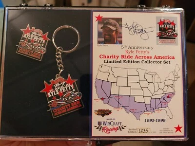 Juego de llavero y pines Kyle Pettys quinto aniversario paseo benéfico a través de América 1999 Foto 1 de 3