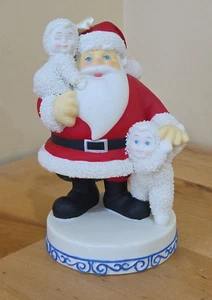 Snowbabies Guest Collection: Here Comes Santa Claus Ornament por Department 56 - Imagen 1 de 3