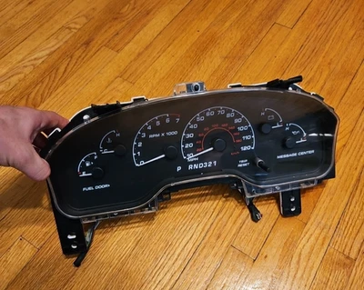 Cuadro de instrumentos velocímetro Ford Explorer 2002 2003 fabricante de equipos originales millas desconocidas Foto 1 de 4