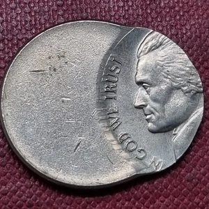 Jefferson Nickel 5c -- ERROR -- OFF CENTER #93272 - Picture 1 of 2