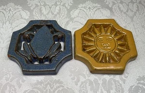 Mercer Moravian durchbohrte Frosch & Sonne Gesicht Kunstkeramik Fliese 4" Bucks County PA - lesen - Bild 1 von 8