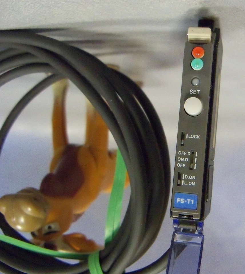 FS-T1 Keyence Photoelectric Fiber Optic Sensor 7103038  - Image 1 of 4
