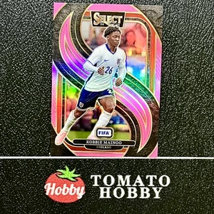 PANINI SELECT FIFA 2024-25 KOBBIE MAINOO/59 ROSA REFRACTOR MEZZANINE INGLATERRA - Imagen 1 de 2