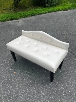 Sofá de dos plazas blanco de cuero sintético con marco trasero corto Foto 1 de 4