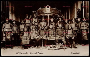 GREAT YARMOUTH, Norfolk - Retrato de la tripulación del bote salvavidas RNLI en casa - Postal - Imagen 1 de 2
