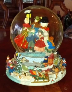 Kirkland Signature Revolving Water Snow Globe - "Christmas no Song" - Picture 1 of 7