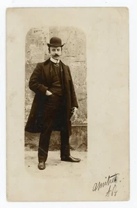 CARTE PHOTO, Amitié AB chapeau melon esprit Brigades du tigre moustache - Imagen 1 de 2
