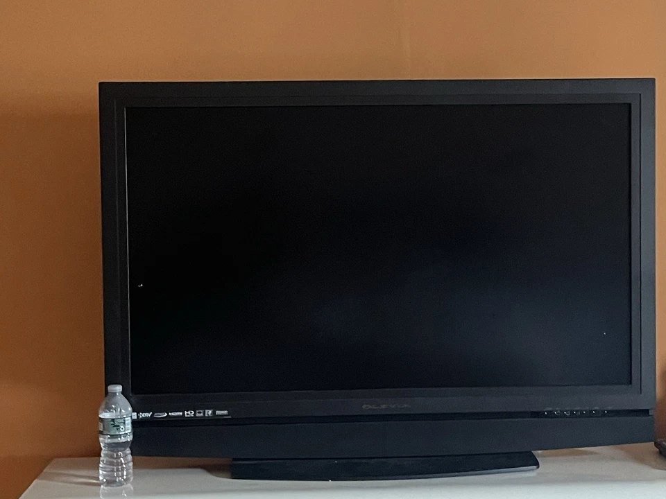 Olevia TV, LCD, HGTV, 37.5", Syntax Billian, P/N FM1-037000EGO03, S/N UDLU782301 - Image 1 of 1