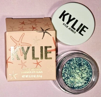 KYLIE JENNER Cosméticos ESMALTE DE OJOS BRILLANTE Aqua Mama SOMBRA DE OJOS Metálico Azul Teal Foto 1 de 4