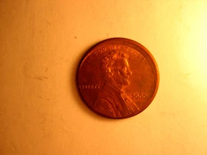 OFF CENTER STRIKE ERROR 2000 MEMORIAL LINCOLN UNITED STATES PENNY .01 COIN - Picture 1 of 2