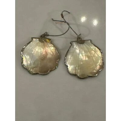 Brincos vintage de concha de madrepérola década de 1980 VEJA FOTOS 1,5” folheados a ouro na praia - Imagem 1 de 4