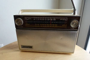 Vintage General Electric GE AM FM Transistor Radio Model P2810A - Picture 1 of 15