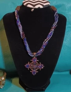 Collana vintage croce con strass blu e filo di perle multi blu, usata - Foto 1 di 7