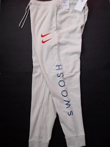 NIKE CON LOGOTIPO DE SWOOSH, FORRO POLAR, PIERNA CÓNICA, LONGITUD REGULAR, PANTALONES DE CHÁNDAL PARA HOMBRE. - Imagen 1 de 12