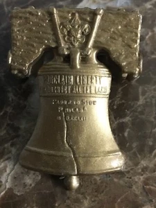 Pañuelo tobogán Liberty Bell Boy Scout vintage de plástico dorado detallado de los años 70 - Imagen 1 de 2
