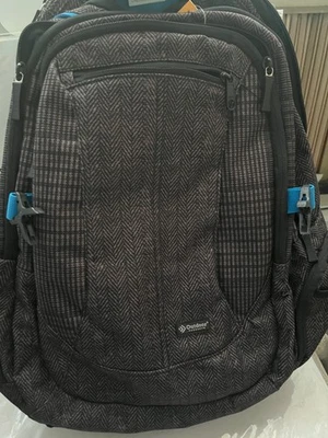 Mochila para computadora portátil de viajeros paquete de vectores de productos para exteriores Foto 1 de 4