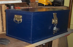 Lidded chest, Shaker-style, handmade in painted Pine - Picture 1 of 6