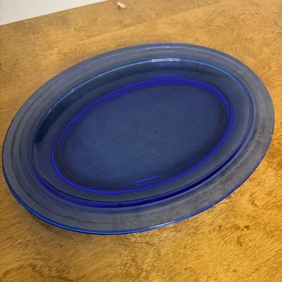 Plato ovalado vintage Hazel Atlas tono moderno de vidrio azul cobalto de 11" Foto 1 de 4