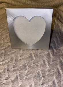 Cadre photo ancien en forme de coeur ton argent brossé 3" X 3" - Photo 1/5