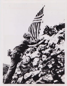 AMERIKANISCHE SOLDATEN PFLANZENFLAGGE Schloss Shuri OKINAWA * WW2 * VINTAGE 1945 Foto - Bild 1 von 2