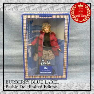 BURBERRY BLUE LABEL Barbie Doll edizione limitata cappotto rosso peluche NUOV... - Immagine 1 di 3
