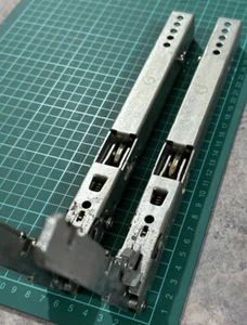 Miele H5240B 600mm Oven - Door Hinges PAIR 06821115 20-62/21-62 (SLC) - Picture 1 of 9