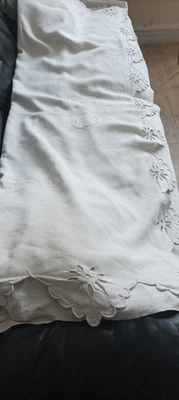 Drap ancien en lin brodé et festonné main - Photo 1/4