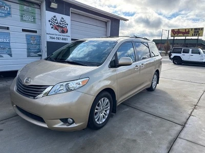 2011 Toyota Sienna XLE - Изображение 1 из 4