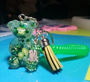 Schlüsselanhänger Gummibärchen grün Kiwi leuchtet im Dunkeln - Bild 1 von 2