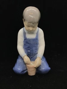 BING & GRONDAHL - BOY WITH PAIL - FIGURE #2127 - EARLY DATE MARK (1915-1947) - Picture 1 of 8