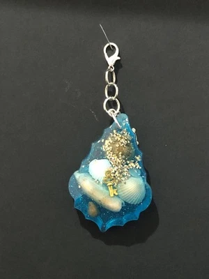 Llavero hecho a mano de resina personalizado con encanto Foto 1 de 2