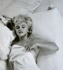 MARILYN MONROE - D'EN HAUT - ALLONGÉE SUR LE DOS AU LIT !!!