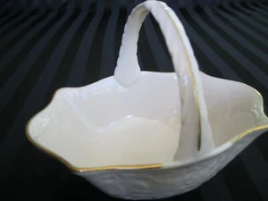 Cesta de mango pequeño C-173 Lenox China con borde dorado. Colección Sans Souci. - Imagen 1 de 5
