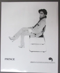 Prince Black & White 8 X 10 Hochglanz Promo Foto sitzend 1988! - Bild 1 von 1