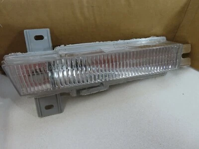 New GM OEM 1990 - 1992 Oldsmobile Toronado front fender side marker light lens - Image 1 of 4