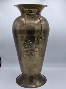 Vintage große Messing Vase gehämmert mit geflochtenem Seil Traubendetail - Bild 1 von 5