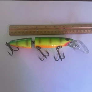 Señuelo Muskie Articulado Cola de Bucher Depth Raider Crankbait 8” Verde Naranja Chartreuse - Imagen 1 de 7