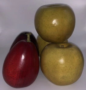 Fruta sintética. Dos peras rojas. Tres manzanas amarillas. Realista. - Imagen 1 de 7