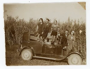 PHOTO 1932, sur les bords du Rhône ils posent sur toit & capot voiture ancienne - Picture 1 of 2
