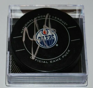 Disco de hockey de juego autografiado por James Neal firmado (EDMONTON OILERS) NHL con certificado de autenticidad  - Imagen 1 de 1