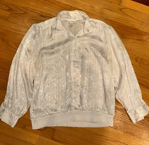 Vintage SHIP N SHORE WEISS/SILBER GESTREIFT BLUSE mit Knopfleiste Größe 16 Rüschen - Bild 1 von 2